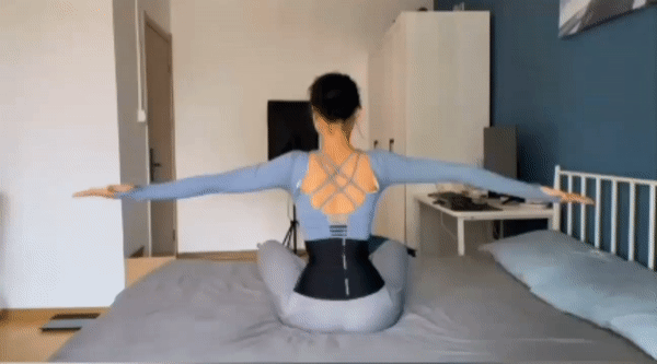 ✨动作（二）：1组动作20次、每天做3组 挺直上半身坐直、不要耸肩，收紧腹部；手心朝上、手臂往身旁两侧平举伸直，小幅度地前、后摆动。