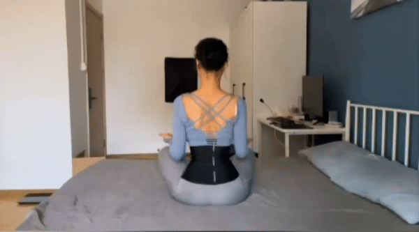 ✨动作（一）：1组动作20次、每天做3组 挺直上半身坐直、不要耸肩，收紧腹部；手心朝上握拳、拇指不收起，手肘往外推伸至双手前臂与身体呈横线。