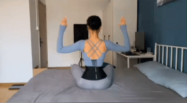 ✨动作（三）：1组动作15次、每天做3组 挺直上半身坐直、不要耸肩，收紧腹部；摊开掌心指尖朝上，手肘弯曲呈90度，小幅度地上、下摆动。