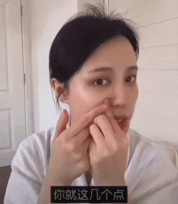 今天来和女生们分享1组简单但极有效的按摩法，不花一分钱就能轻松改善显老法令纹问题！按摩完一边脸后，可以照镜子对比没有按摩的另一边脸，明显按摩后的脸会有「往上拉提」的效果哟～马上来笔记以下按摩手法重点： 1、首先可以用「点、按」的手法，沿着苹果肌下方到耳门的位置按摩放松。