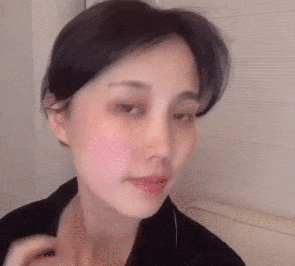 今天来和女生们分享1组简单但极有效的按摩法，不花一分钱就能轻松改善显老法令纹问题！按摩完一边脸后，可以照镜子对比没有按摩的另一边脸，明显按摩后的脸会有「往上拉提」的效果哟～马上来笔记以下按摩手法重点：2、之后用食指+中指指腹，沿着刚刚点按的位置进行按摩，到耳门后沿着脖子往下按摩至锁骨处即可。每天可重复做3次这组动作～