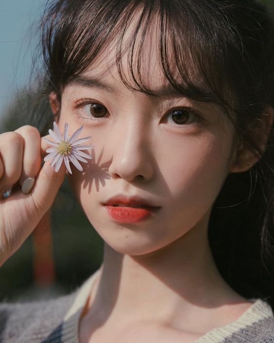 ✨打扮自己 不该只用来取悦别人 画你喜欢的妆、喷点自己喜欢的香水、穿你觉得合适自己的美丽衣裳、理自己觉得好看的发型、维持自己觉得适合并健康的身型;打扮是为了建立自己的形象,也是女生爱自己、让自己人生过得更美丽的一种方式。 「美给自己看」,不是为了取悦他人。女生一定要记得,为了取悦别人而努力、依附着别人而生存,终会让你过一辈子不属于你的人生。