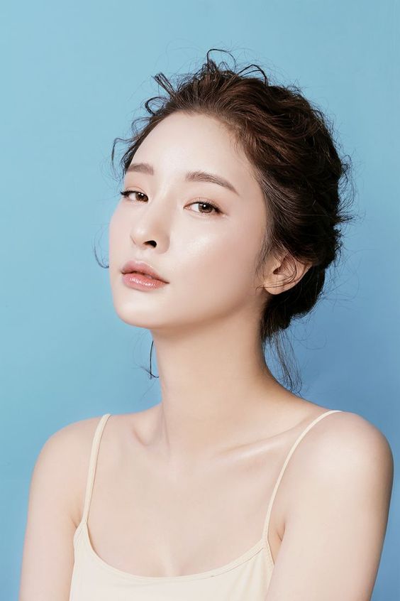 ?NG护肤动作(六):觉得油性肌肤不需要保湿 相信很多油皮女孩都在注重「如何让肌肤变干一点让油皮达到油脂平衡」。但「控油」不等于「不需要保湿」;一旦不注重保湿,反而会使肌肤呈出油但基底缺水的状态,让肌肤爆油得更严重!若担心一般的保湿面霜太油、太厚重,针对控油的面霜又不够滋润,不妨选择各类肌肤皆适用的轻盈质地面霜~