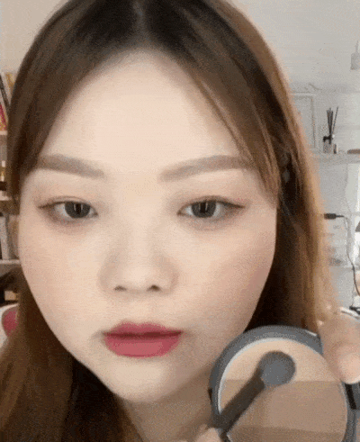 Step 1:摸一摸鼻梁上有一块隆起的骨头,山根位置的修容就是画在这个位置以上、眉头以下。先用毛松散的晕染小刷子,沾取修容盘中中最淡的颜色,在以上说的位置打上鼻影,和眉头晕染衔接妆效更自然;记得少量多次、上下晕染,不要下手太重哦~