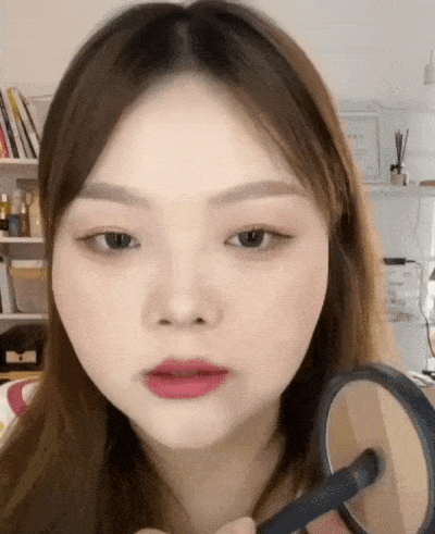 Step 3:再用修容盘中间色打在山根位置,和刚刚画的淡淡的鼻影堆叠出更自然的渐层效果。然后用毛松散的鼻影晕染刷,再沾一点修容盘最淡的颜色,给整条鼻影进行晕染。