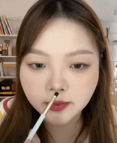 Step 4:用高光打在鼻头上,营造「小翘鼻」即视感~原本鼻头较长的话高光打在鼻头上高一点的位置,如果原本鼻头较短就打在偏下的位置。