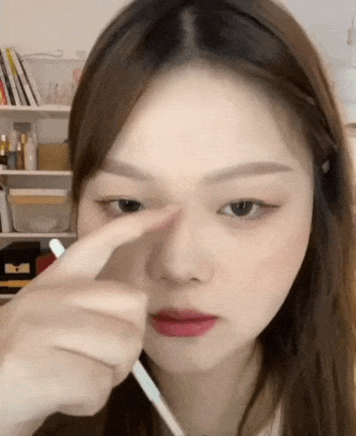 Step 5:最后在鼻梁骨头隆起的位置到鼻头对上的位置,画上高光;内眼角旁边的位置也打上高光就完成咯!