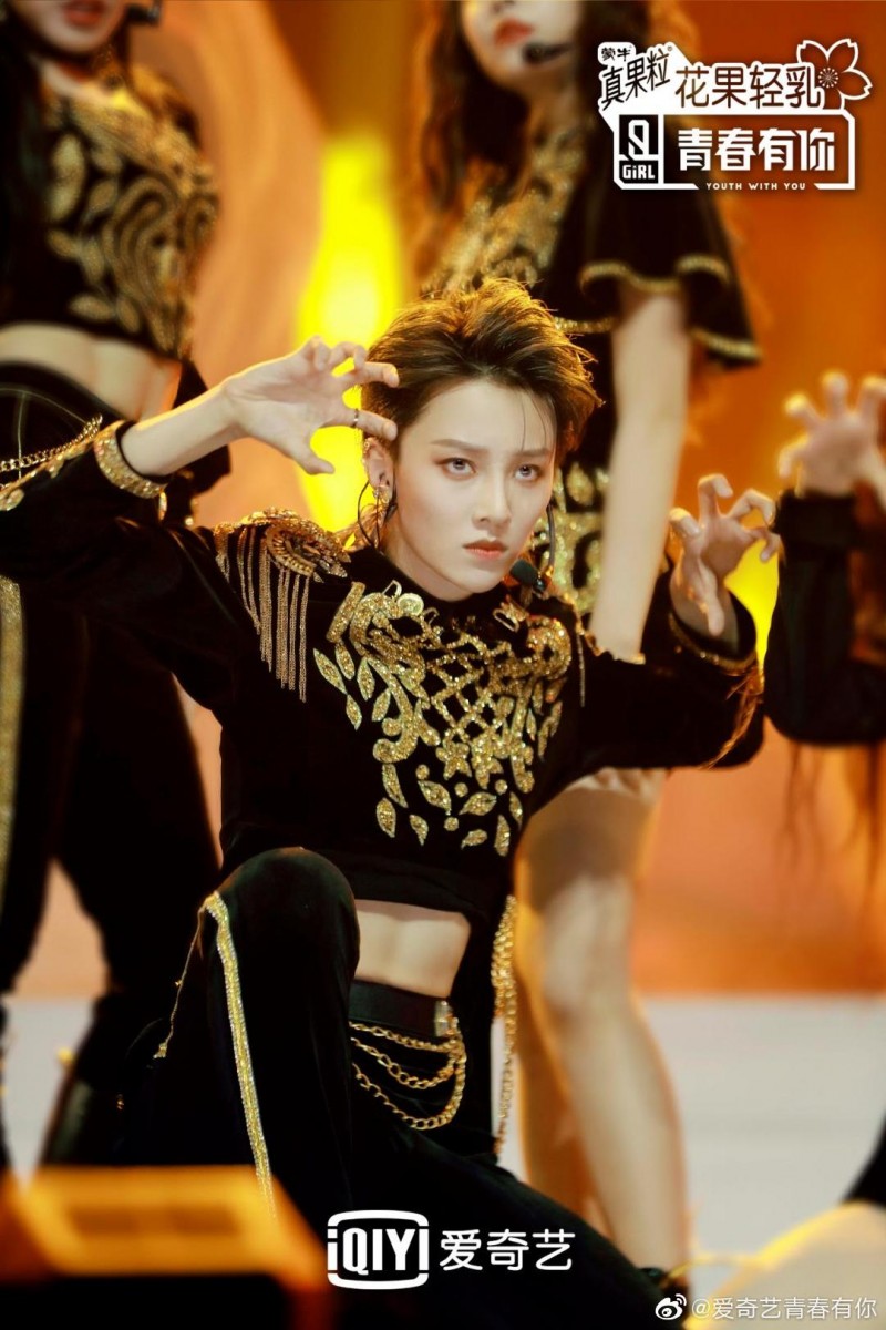 ✨刘雨昕: 「我们这样的女生,能不能跳女团舞,我觉得这个已经是上个世纪讨论的话题了。我就是要做我自己。我们A班的女生,什么风格都可以驾驭,勇敢是唯一的回应。」 「没有一个人的路是被复制的,所以你必须靠自己摸出一条路。」