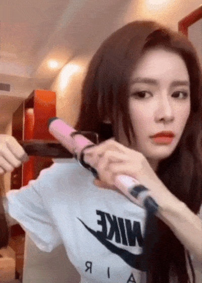 【蔡卓宜发型韩系大波浪卷教学】步骤(一):耳下开始给头发上卷~先烫出「U」型。