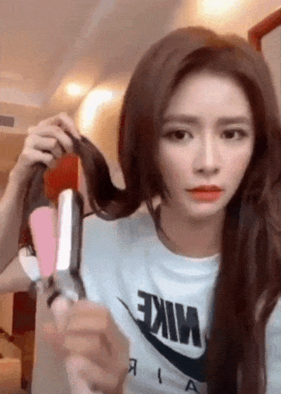 【蔡卓宜发型韩系大波浪卷教学】步骤(二):之后顺着刚刚烫好的弧度往下移,烫出「倒U」型。