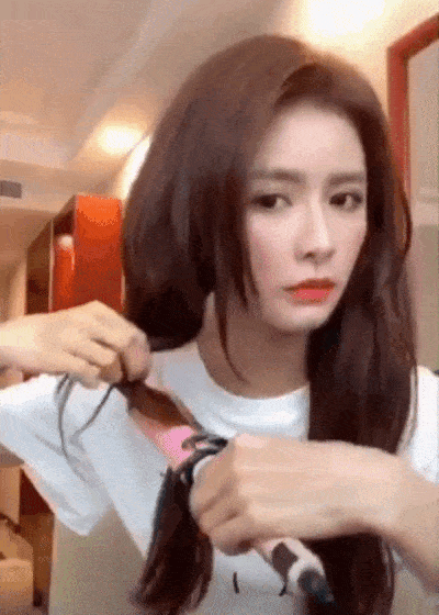 【蔡卓宜发型韩系大波浪卷教学】步骤(三):再往下移,烫「U」型,依据个人头发长度重复即可~