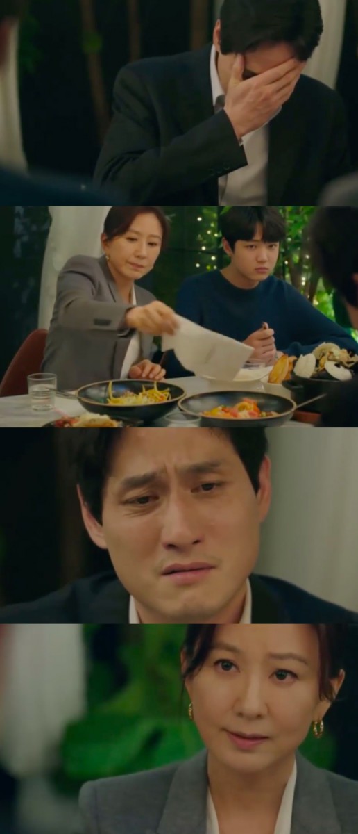 善雨带着儿子和潦倒的李泰伍一家三口吃饭;吃饱后李泰伍突然崩溃失声痛哭;此刻他说出了让一种女性观众大翻白眼的「超渣金句」,根本还是在把儿子当成工具和摆上台面的借口啊! 「我们重新开始吧...忘记过去的错;我会原谅你,你也原谅我吧!作为俊英的父母我们尽力回到从前吧善雨...我们三个人可以重回一家人,为了余生...我们彼此让步吧。」