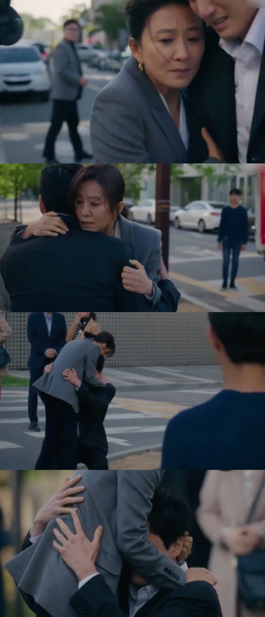 而后他冲到路上企图自杀、迎面而来一辆卡车...但最终卡车及时刹住车,李泰伍自杀未遂,被吓坏了的善雨拉回来,跪在她怀中痛哭。目睹整个过程的儿子俊英无法接受像小丑一样的父亲、无法再直面自己父母各种纠缠不清的现实,扔掉手机转身逃开,离家出走...