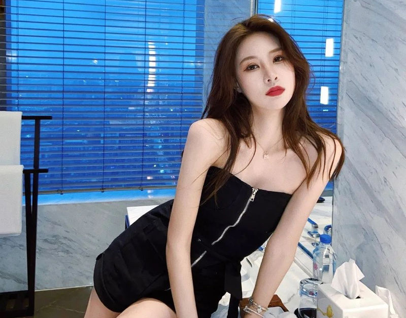 平时她的照片画风真的美到没话说~受访时影片中的真容也还算清秀,不过就少了平日美照中的「精修感」~