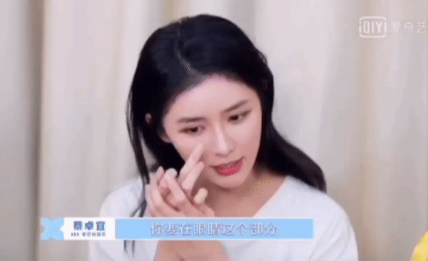 【蔡卓宜瘦脸消水肿按摩教学】步骤(一):消眼部水肿的部分,用指腹在眼下按压,之后顺着按摩提拉至太阳穴位置。