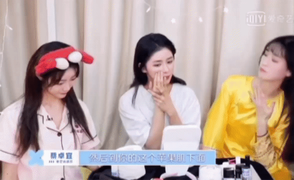 【蔡卓宜瘦脸消水肿按摩教学】步骤(二):顺着苹果肌用指腹用力按压,据蔡卓宜分享水肿越严重越会感觉到痛感哟~马上按起来删除水肿肉肉脸颊!