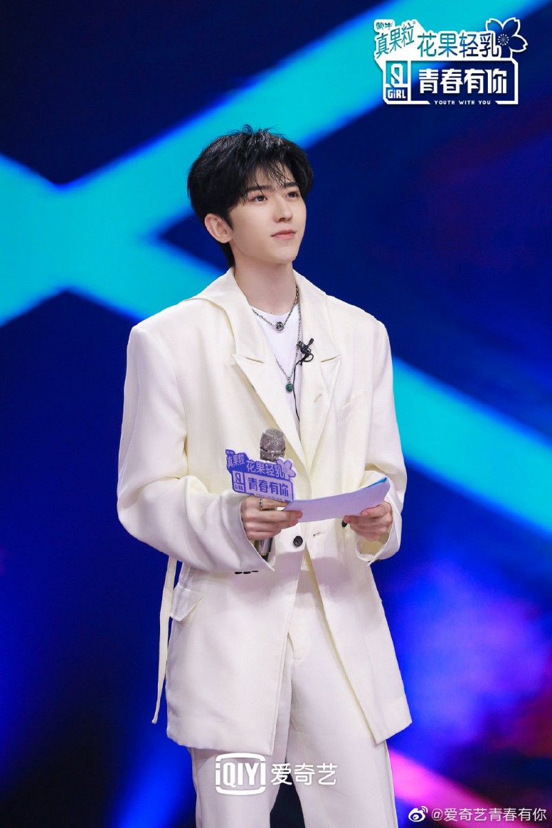 ✨KUN PD 蔡徐坤: 「这里是残酷的战场,但每一个为前进而留下的伤痕,都将是你的荣耀勋章!」 「很多时候我们会失去一些,但同样你就会得到一点。不如就赌一把!如果这次不行,我再试一次。」 「不用急着去回应所有的声音,你的舞台就是你的作品。」