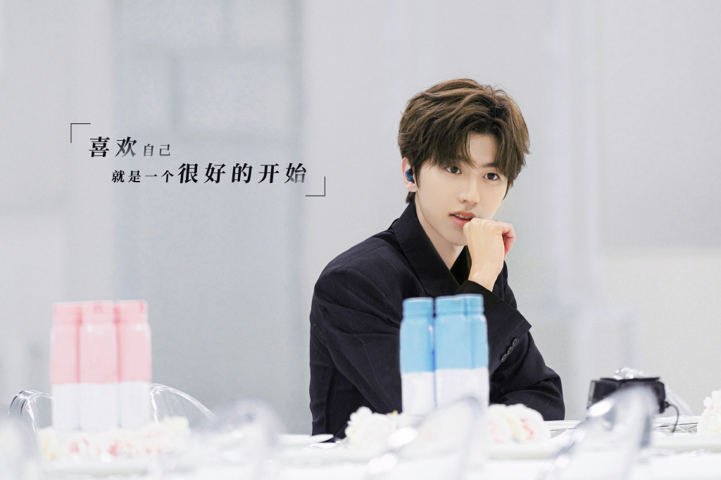 2018年于《偶像练习生》舞台勇夺C位荣誉的他,此前因「选秀节目流量标签」收获不少负面声音;但历经磨砺的坤坤本季以制作人身份站上舞台,用自己的经历和感悟给《青春有你2》练习生们适时送上暖心能量,不仅是producer兼导师,同时还是非常合格的「心灵导师」…圈粉了MAX!