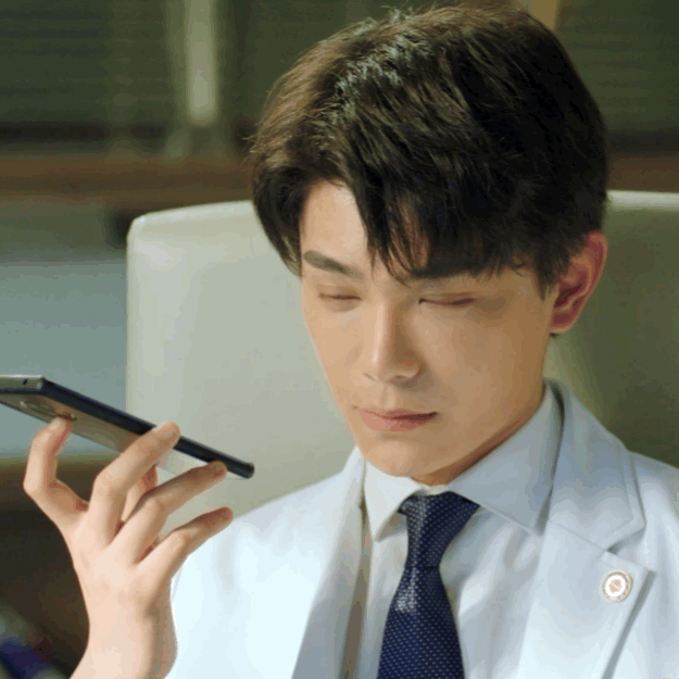 男主角周时韫明明高冷禁欲、看似宠辱不惊,但各种小表情和小动作都不难发现,他对苏矜北的攻势实则特别暗爽(笑)虽是冰块脸蛋在她面前尽显温柔体贴,不自觉被这个「恋爱行动派」女孩占据了脑海和内心~ 恋爱关系和人物表现的「反差萌」,配上各种高甜细节,真的让人忍不住全程观影姨母笑!