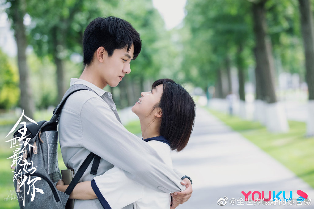 《全世界最好的你》语录:林兮迟:「说,你什么时候开始喜欢我的」 许放:「记不清了;我真的不记得了。你记得你那一天开始喜欢放放了?那你记得那一天立志要当宠物医生了?这种事情啊,说不清楚。我喜欢你,一直都是喜欢你,所以从什么时候开始,根本就不重要。所以一些重要时刻的发生,往往没什么时刻。」