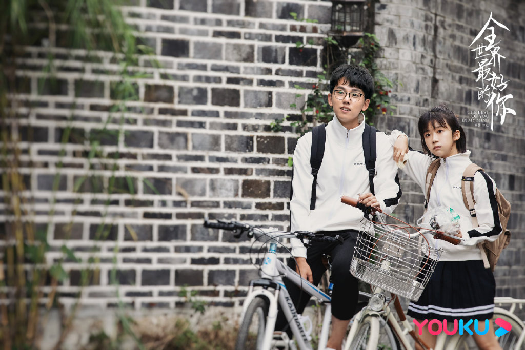 # 懵懂是你、喜欢是你、时光也是你 「吃饭夫妇」放放和迟迟在走向彼此的过程中,也实现了自我成长。他们用陪伴作为对彼此最长情的告白,用一段话概括这对CP的情感大概就像官微写的那般:「小时候,心事藏在课本里;长大后,心事是你」❤️