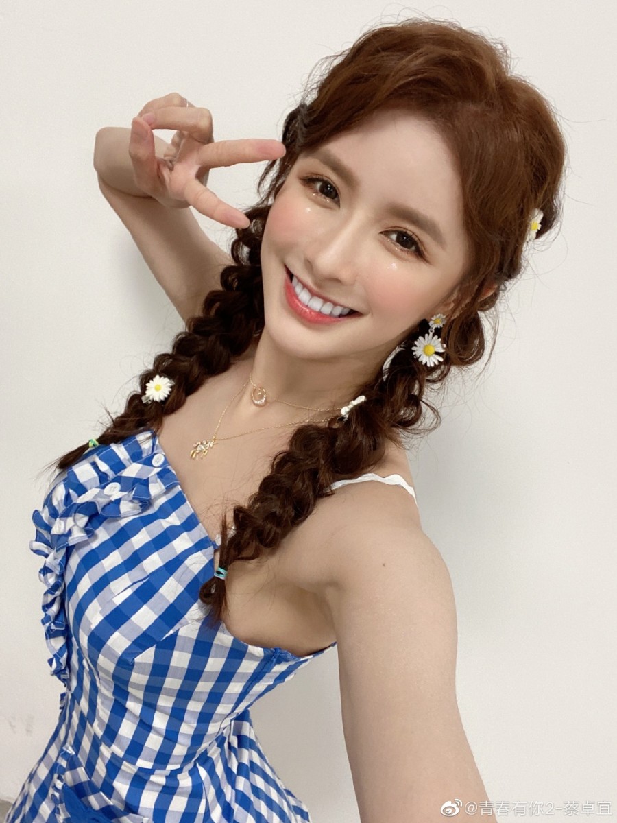 Joey蔡卓宜在《青春有你2》中止步25名未能走到最后以团体出道,但甜美可爱的她已经圈粉无数,许多她曾分享的「变美干货秘诀」在微博上和小红书上都掀起热议和疯传! 今天带大家一起走进“蔡蔡”蔡卓宜的变美小课堂,把她的瘦脸、发型和身材管理秘诀统统笔记收藏起来吧~❤️