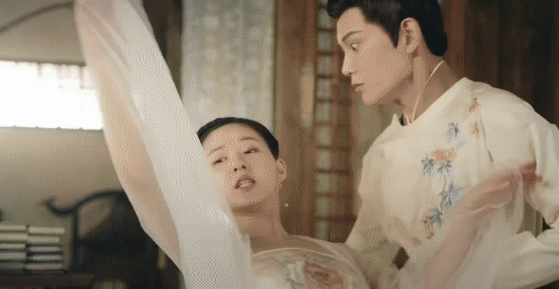 「成交夫妇」意外摔跤吻: