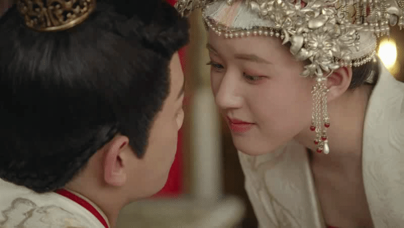 第一集就有的「成交夫妇」成亲吻: