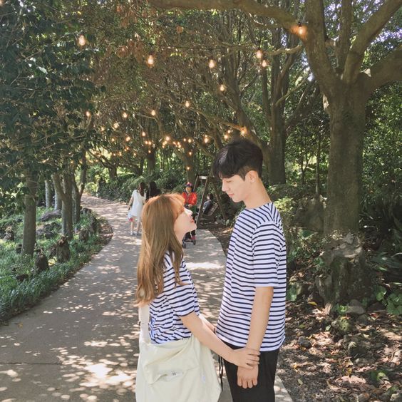 ✨握手腕 这样牵着伴侣的方式有两种解释;其中一种是相互吸引关系亲密,牵人者占有欲较强。另一种解释则是牵人者态度较为强硬但带点宠溺的意思,常见情境是双方争执后,其中一方握住对方的手腕要求和解或希望对方聆听自己的解释、接受自己的安抚~大家有没有觉得这个情况似曾相似呢(笑)