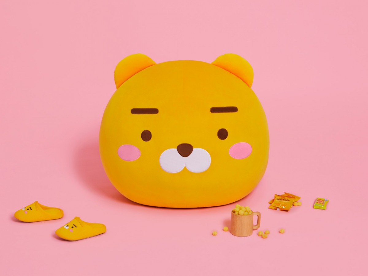 除了这款豆沙袋沙发,本季还有一款外形相似但材质不同的「Mega Face Cushion - Ryan」大头莱恩巨型抱枕,同样萌度+疗愈感爆表!