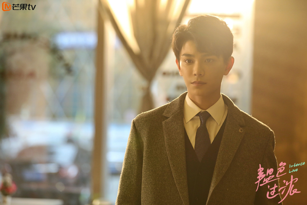 丁禹兮曾在选秀节目《演员的品格》中崭露头角、演技备受好评;近几个月他的数部作品同期播出,其中《韫色过浓》中「口嫌体正直」的魅力医生男周时韫;