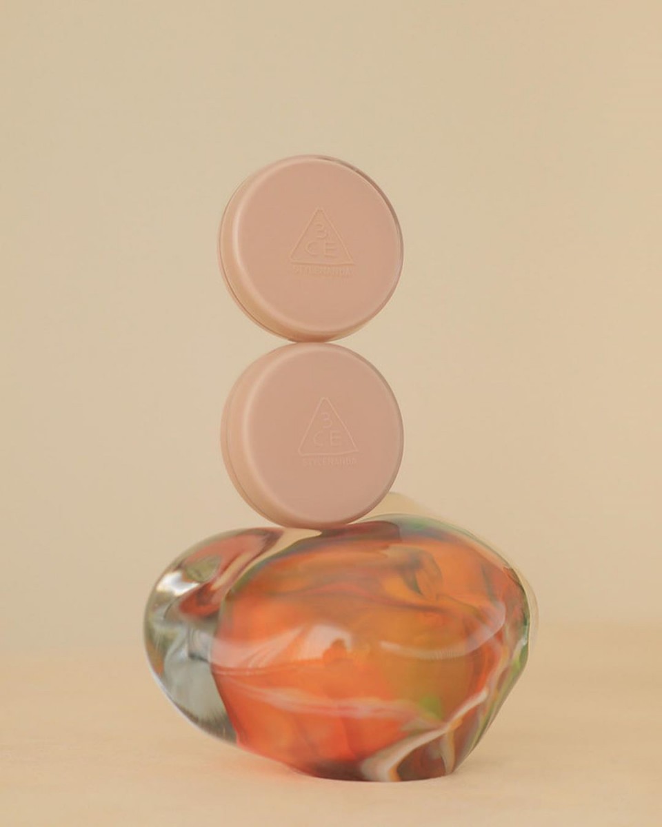 该系列气垫粉饼共有2款质地可选,分别是:3CE GLOW CUSHION 光泽款以及 3CE SOFT MATTE FIT CUSHION柔雾款~