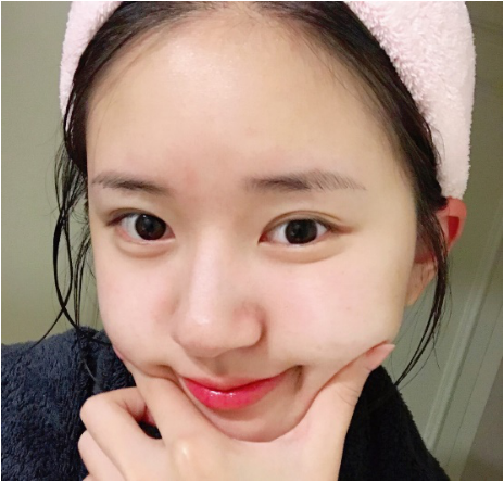 芦荟胶用途 8 :轻疤痕、蚊虫叮咬处止痒 小伤口愈合结痂后难免会觉得很痒、特别想去挠但又担心感染;这时可以涂一层芦荟胶,止痒效果很棒哦!蚊虫叮咬后也可以用芦荟胶厚涂止痒~ 芦荟胶用途 9 :急救眼膜 眼周肌肤因干燥浮现细纹?可以将芦荟胶涂在化妆棉上,敷在双眼当急救眼膜使用~特别有滋润效果。 芦荟胶用途 10 :温和卸妆 淡妆或仅用素颜霜、防晒产品,可以用化妆棉沾芦荟胶进行温和卸妆,轻轻擦拭带走脸上脏污油脂~之后用有清洁力但温和的洁面产品洗脸即可。