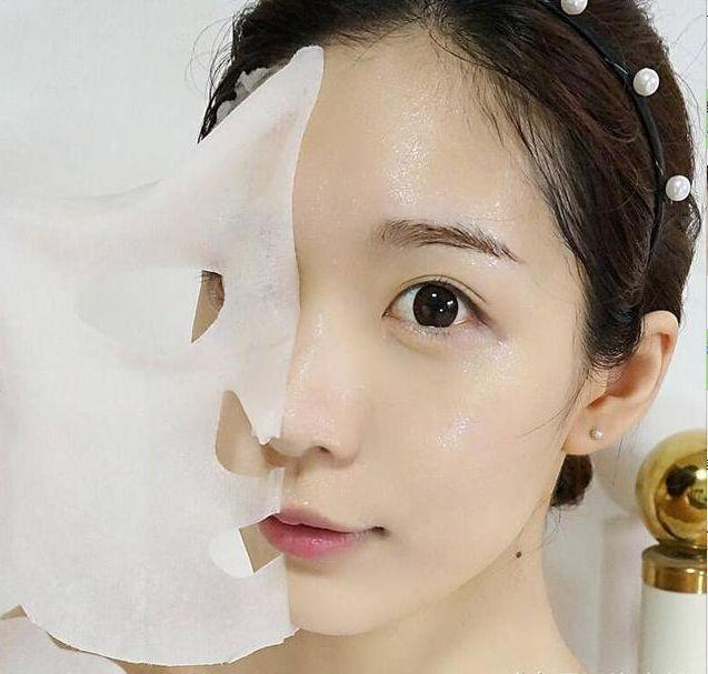 芦荟胶用途 1 :超强补水「水膜」 洗完脸后抹上化妆水,然后擦上一层芦荟胶,不用涂太厚;之后用化妆水浸湿面膜纸或湿敷化妆棉,敷在脸上5-10分钟后洗掉,拍匀至吸收后稍微用清水清洗脸部,最后再上平时用的乳液或面霜即可。效果会比单纯湿敷或敷面膜更佳补水~ 芦荟胶用途 2 :睡眠面膜 睡前厚涂一层当晚安面膜使用,隔天晨起洗掉后补足滋养的肌肤即刻变得水嫩嫩! 芦荟胶用途 3 : 晒后修复 四季都是炎夏的马来西亚天气真的特别容易让人晒黑~到户外前记得要涂防晒之余,回到家也要记得进行晒后补水修护哟~用冰箱冰好的芦荟胶厚敷在脸上、脖子上和身体肌肤上,特别冰凉舒服~15分钟后洗掉即可。这样可以有效修护泛红和镇静晒伤皮肤。