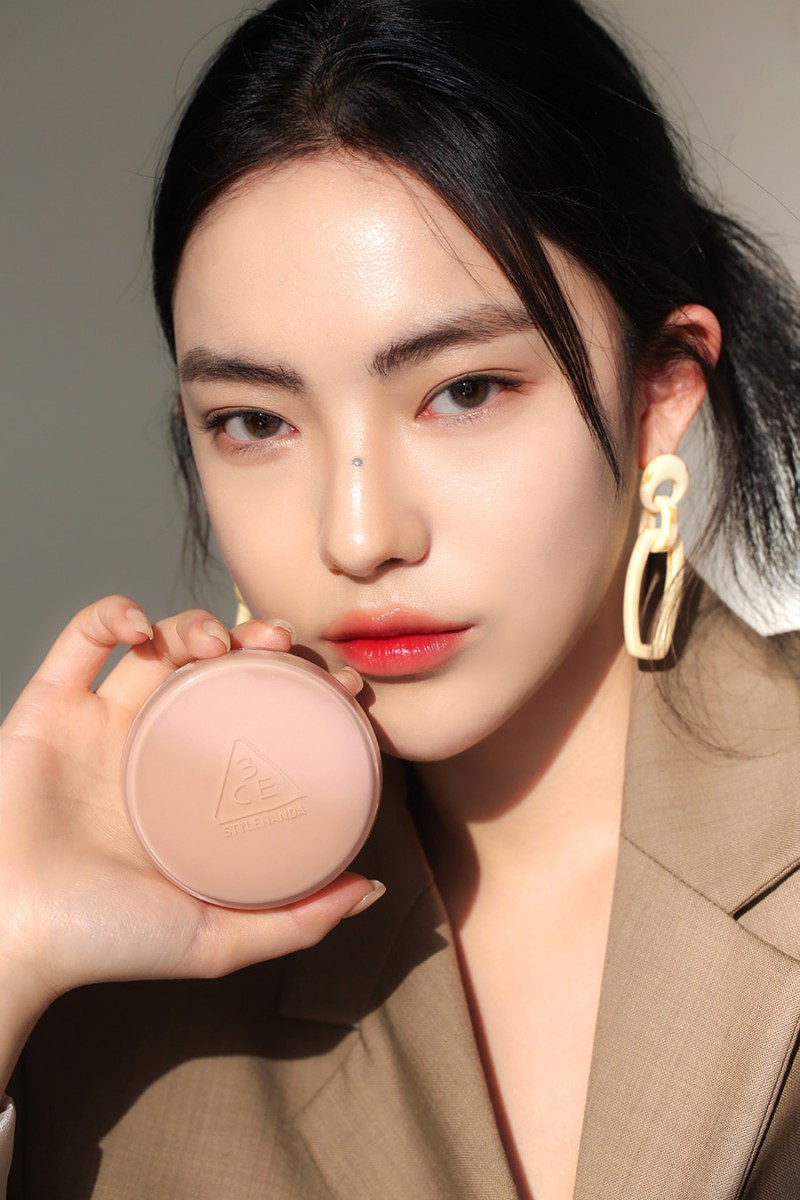 3CE GLOW CUSHION 光泽款的浅柔粉色外壳,采以和妆效质地相呼应的光面质感设计;提供SPF50 PA+++防晒保护,缔造润泽光感底妆,上脸后肌肤变得如韩妞鸡蛋肌般水润透亮。
