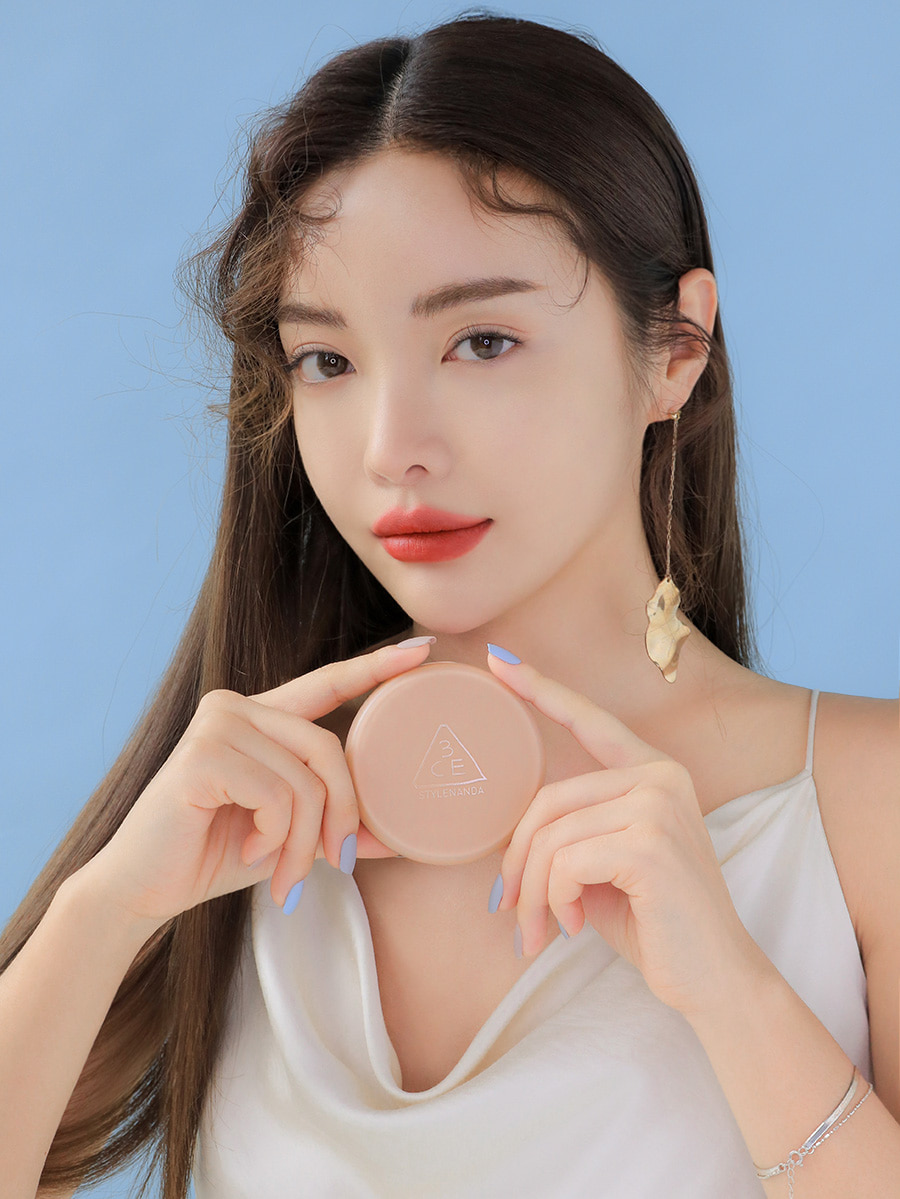 3CE SOFT MATTE FIT CUSHION柔雾款的外壳则也是呼应妆效质地的磨砂哑光设计;上脸可打造出雅致柔雾妆感,轻盈服帖的质地不会让肌肤觉得负担,而且持妆效果佳,全天底妆维持无瑕陶瓷美肌即视感~同时还有SPF45 PA++防晒保护哟!
