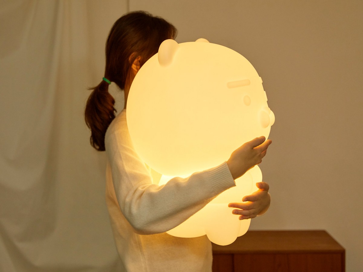 看看模特儿小姐姐在照片中还需要双手环抱才能将它「抱紧处理」~圆滚滚的脑袋瓜和身体根本可爱到不行 ?