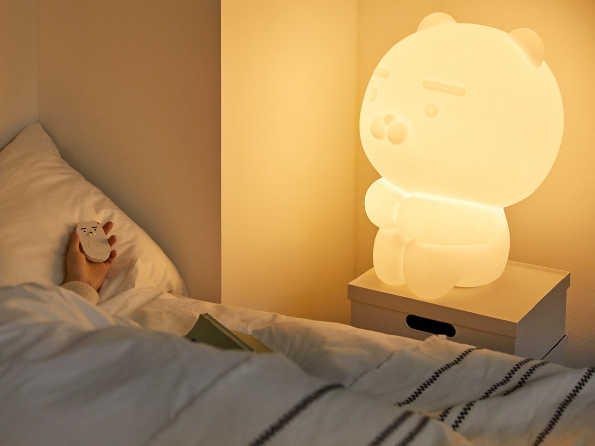 这款莱恩夜灯抱腿坐着的姿势,最适合独居的女生放在床边~感觉可以瞬间温暖你的心、赶走夜晚的孤独感呢!