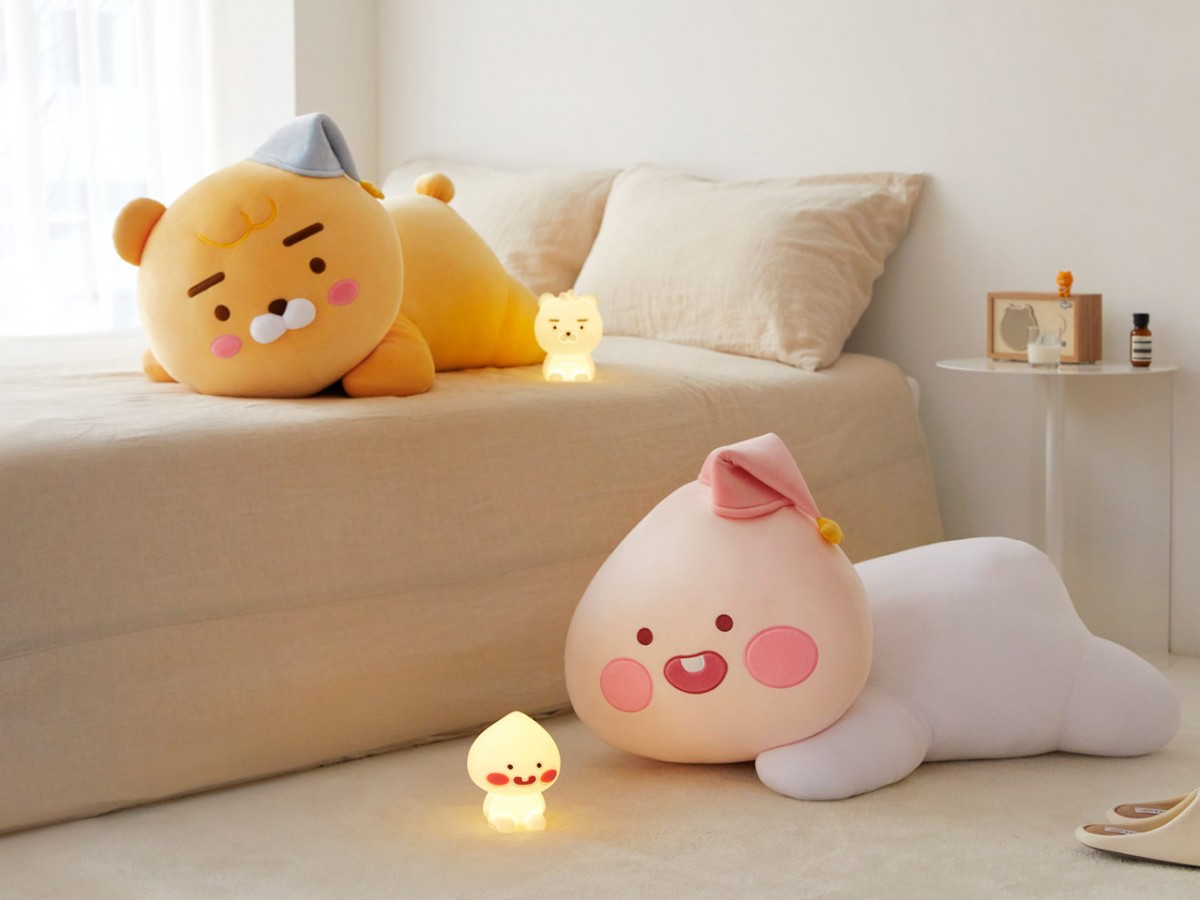 另外一款巨型抱枕莱恩变身成「趴趴狮」(是的莱恩是只狮子不是熊 XD~),还带上了睡帽,简直不要太可爱!?