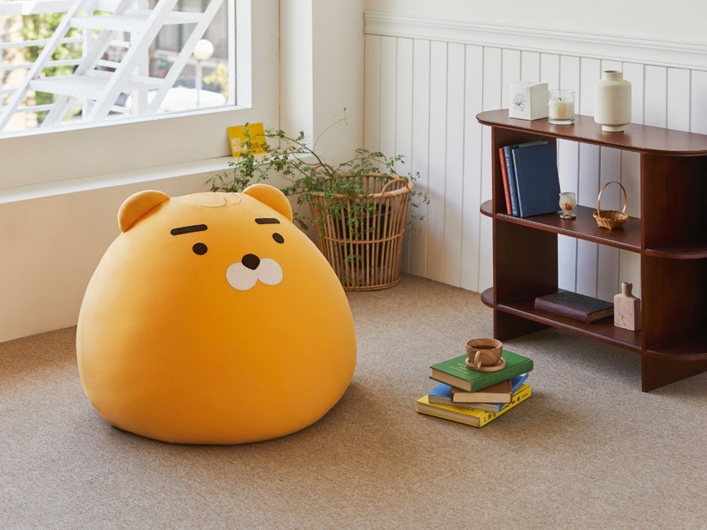 此番推出的超大一颗KAKAO RYAN莱恩懒人豆沙袋沙发,完全就是「懒骨头人」的最佳家居良伴!尤其疫情期间呆在家时间长,有这个耍废起来更有感欸~(笑)