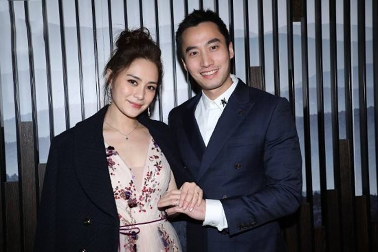 「听了妳这么多场LOL，我还是听不腻，妳是一位如此优秀的演员、歌手、artist。 我不只深爱着妳，也是妳的终实粉丝。 我们在香港办了众星云集的盛大婚礼，是我这辈子想都没想过的事，英皇集团全部人如此帮忙，我们得到了大家的祝福，对我一个小医师来说，真的是想都不敢想。 妳对我是如此的好，送了我手表，送我衣服，送到我叫妳不要再送了，妳还是忍不住要帮我买。为了我飞来飞去，常常来台湾陪我。记得我们一起追剧、一起玩switch、一起拼乐高，记得妳知道我出差辛苦，回来时总是把家打扫干净，笑着跟我说：老公我很棒吧，我当时有多感动。」