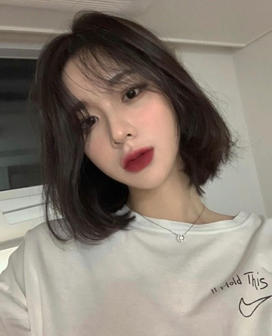 「修容」可说是上妆的精髓部分,一旦掌握到诀窍整个妆容都会瞬间质感UP,扁平五官会有「整容式」即视感! 今天来分享给大家简单4步骤鼻影修容法,扁塌鼻子、大鼻头也能原地变身韩妞精致小翘鼻~