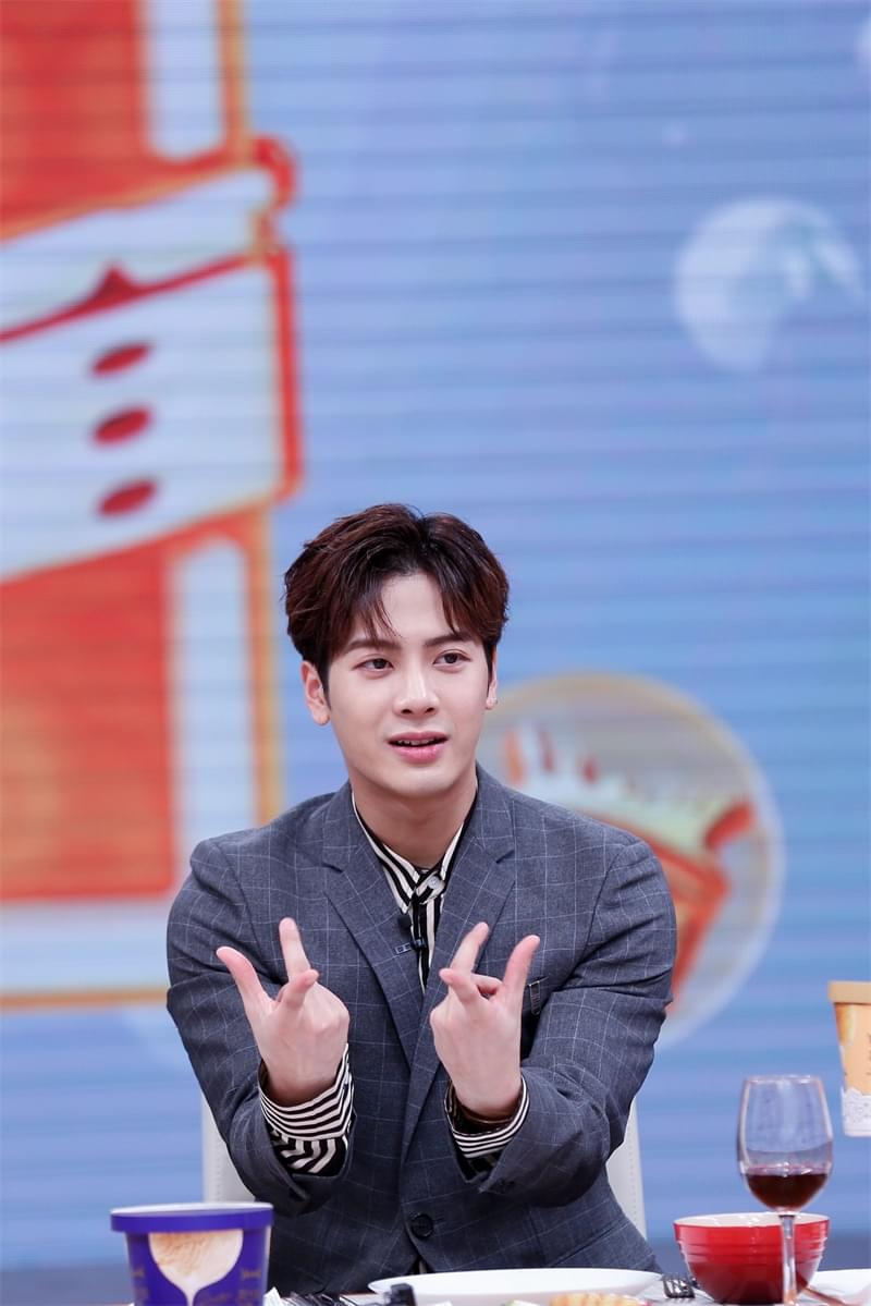 王嘉尔  嘎式「港普」已经是笑点十足,加上嘎嘎本身浑身上下散发的「综艺感光波」,无论主持或参加节目都能让人笑喷;连粉丝都爆笑形容「王嘉尔成功打开综艺之神大门,谐星之路越走越远」~?