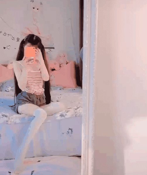 下面这位萝莉萌妹纸,娇小身材配上萝莉穿搭,同性异性粉丝都非常多!直播中秀出真实面貌后网民惊呆表示幻灭,直言「视频果然“仅供参考”不能当真」~