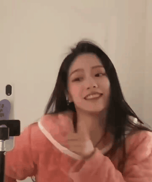 如今林林总总的APP美颜滤镜功能真的太值得赞叹,甚至足以省下化妆的时间、微整形的钱有木有!? 也难怪网民看完美颜效果前后对比会惊呼:「一个个都是照骗、美颜十级选手」、「惊吓到变型」、「网上男神女神颜值不可信,还是眼见为实」~