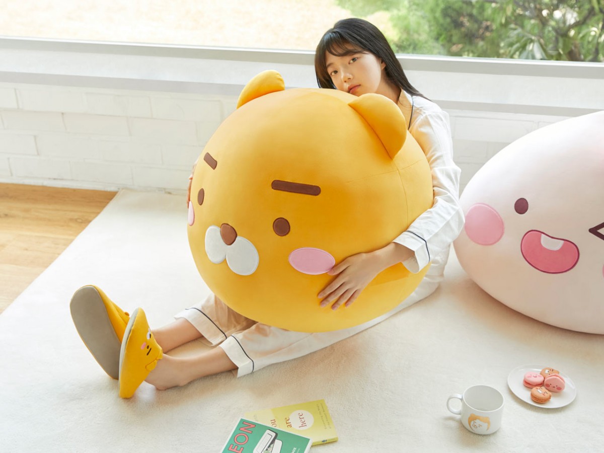 巨型抱枕体积为66 x 64 x 59cm,超想给它来个大大的环抱啊~?