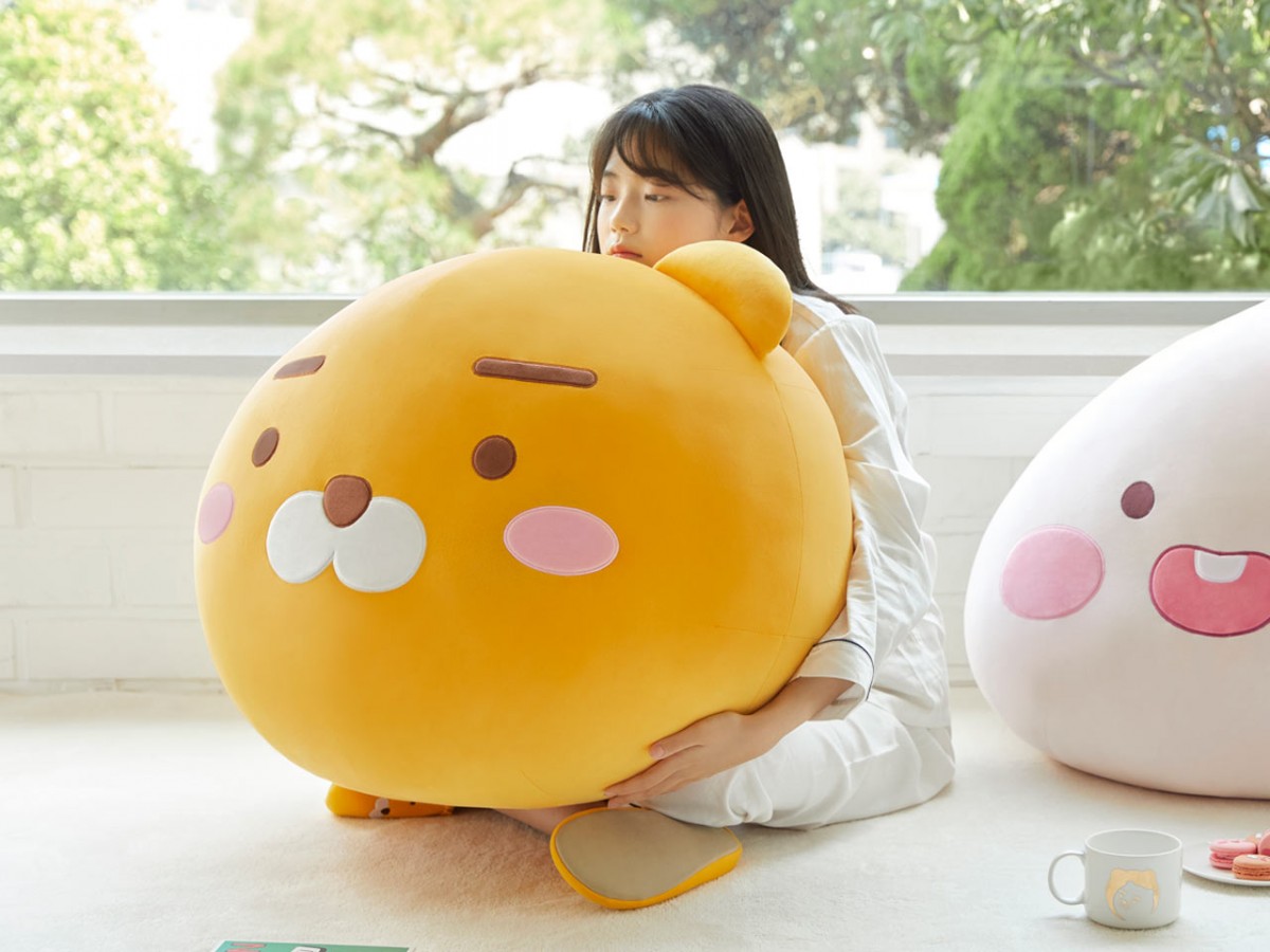 除了这款豆沙袋沙发,本季还有一款外形相似但材质不同的「Mega Face Cushion - Ryan」大头莱恩巨型抱枕,同样萌度+疗愈感爆表!