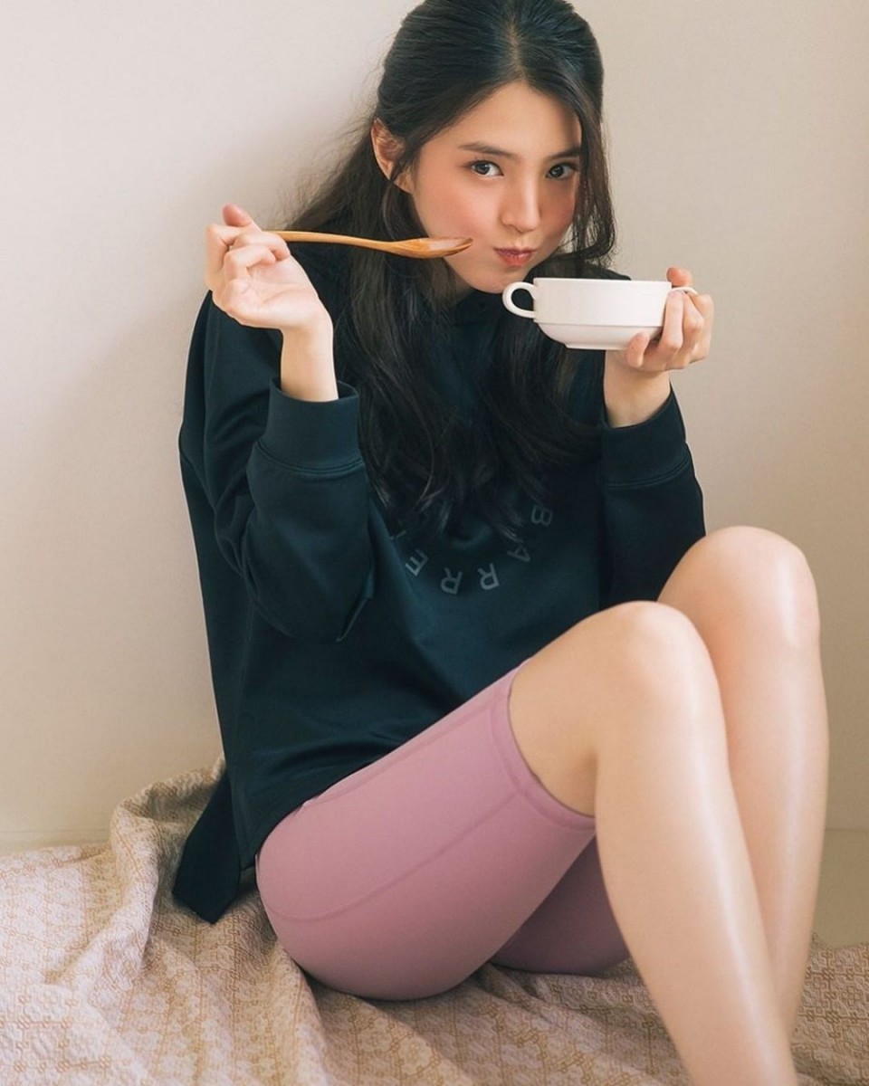 事实上,吃饭速度慢确实可以更容易产生饱足感,而一口食物嚼很多下才咽下去还能有效阻断食欲。将食物嚼得细碎后才吞下,比起狼吞虎咽吞下还没咀嚼好的食物,也更能帮助促进消化呢~