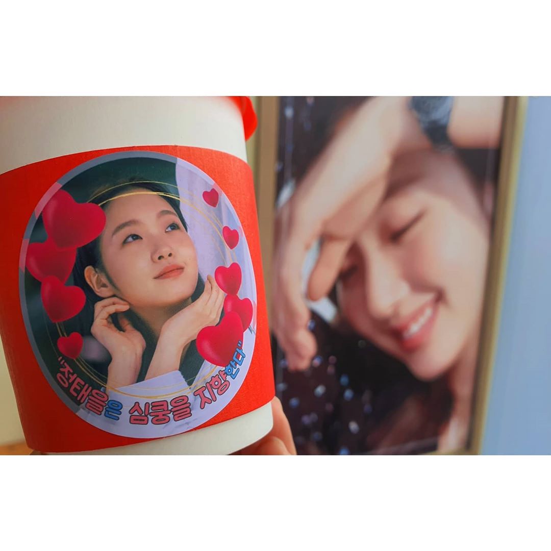 咖啡杯印上了一行文字:「让太乙(金高银在《永远的君主》中的角色名称)心动」;横幅上则写道:「太乙如果觉得咖啡车没有利用价值,也不可说出没有利用价值这句话,因为鬼怪和地狱使者是很脆弱的」。