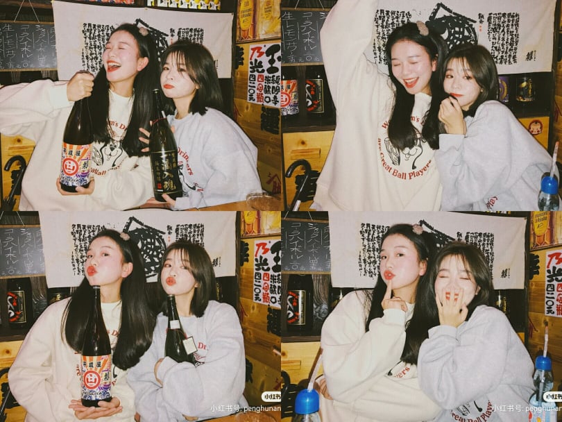 闺蜜拍照姿势教学:✨ 饭桌自拍也能很FUN!适时可以拿出手边的饮料当小道具~马上带你解锁多种双人合照姿势: